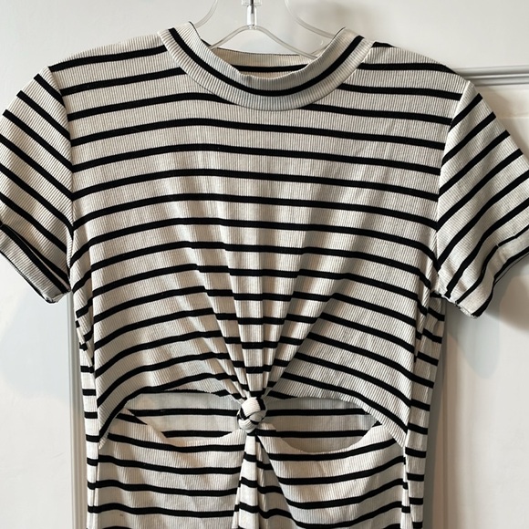 PacSun B&W striped t-shirt dress with cutout - Picture 3 of 4